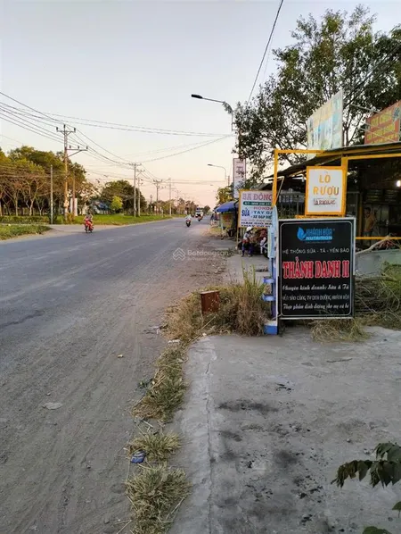 Bán nhà mặt tiền đt832, 1 trệt 1 lửng. đối diện kcn nhựt chánh, dt 80m2. giá 4tỷ6