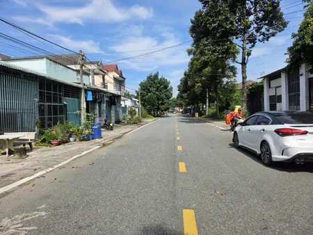 18m Mt đường số 57 TĐC Phú Chánh C-Phú Tân cũ (phường Bình Dương-TP.HCM) gần trung tâm TP.Mới gồm căn nhà cấp 4 và 2 kiot+6 phòng trọ thu nhập 20tr/tháng