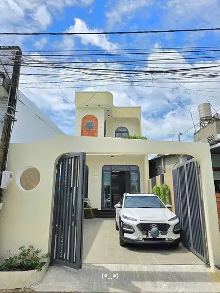 BÁN NHÀ LẦU Ở MẶT TIỀN ĐƯỜNG LỚN NGAY CÂY XĂNG ĐỨC HƯNG