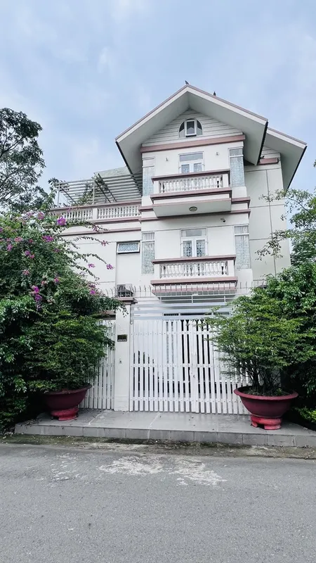 Biệt thự 3 mặt tiền KDC Conic - 18 x 18 x 3 tầng áp mái