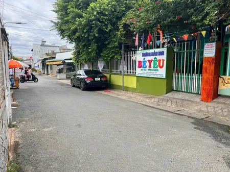 Nhà có gác lững còn mới đẹp Phú Lợi-ngay sau trường mầm non Bé Yêu,trường chợ-quán xá đi bộ mấy bước chân,gần KCN Đại Đăng,chợ Hàng Bông,cách ĐH.Thủ Dầu Một 2km,ĐH.Bình Dương 3km.khu dân cư an ninh,yên tĩnh