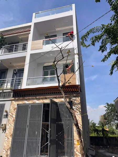 Bán nhà 1 trệt 2 lầu xây mới 5pn, 3wc đường oto cách Nguyễn xiển 150m , dự án view sông có vỉa hè  rộng