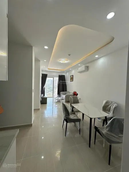 Dạ, em bán căn hộ 57m2 giá 2,8 tỷ (thương lượng), 1 phòng lớn+phòng nhỏ, nội thất đầy đủ