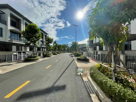 Bán căn phố 2 mặt small town vị trí đẹp ngay cổng ra vào swanpark giá chỉ 5,4ty bao hết thuế phí