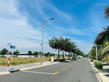 Cọc ngay lô đất 100m2 chỉ hơn 990 triệu, full thổ cư, có sổ sẵn, mặt tiền lộ giới 25m