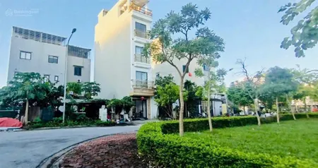Tdc giang biên việt hưng ô tô tránh vỉa hè 3m. chỉ 9 tỷ còn bớt nhanh tay thì còn