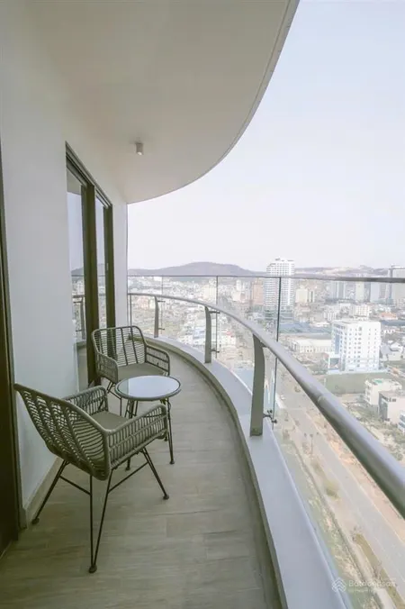 Duy nhất căn 1pn nhỏ tầng trung, ban công lớn full nội thất về ở ngay giá chỉ hơn 2 tỷ view biển