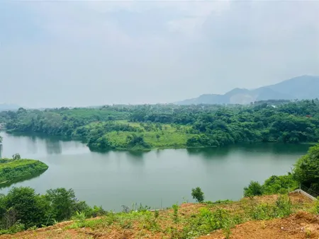 Cơ hội hiếm sở hữu lô đất bám mặt hồ đồng sương, vị trí đẹp view cao thoáng tại lương sơn hoà bình