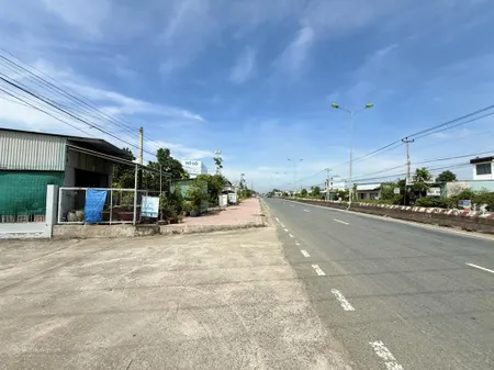 Đất 8.200m2 + nhà xưởng 4.200m2, mặt tiền dt830 gần ngã tư ql50. đang có sẵn hđ thuê .