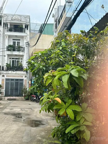 Bán nhanh căn nhà giá rẻ 9 tỷ 5, 3 tầng và sân thượng, 4 pn đường xe hơi chạy