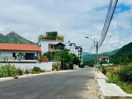 Bán đất xây biệt thự, đường triệu quang phục, vĩnh hoà, nha trang. dt 300m2 (15x20m) giá 56tr/m2.