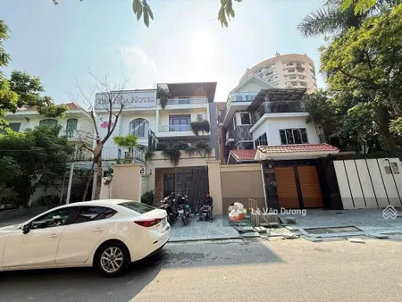 Biệt thự làng quốc tế thăng long, cầu giấy 202m mặt tiền 7.8m 4 tầng 2 mặt ô tô, vỉa hè rộng
