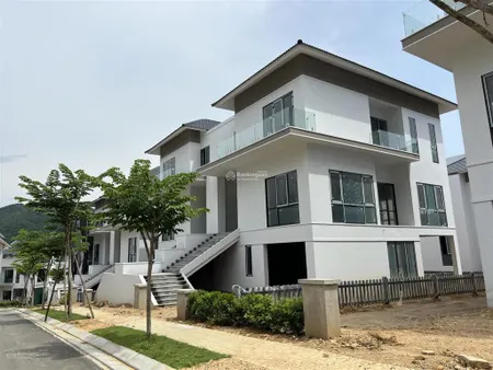 Bán căn biệt thự 298m2 giá 15.5 tỷ xanh villas. vị trí đẹp, chủ nhà thiện chí thương lượng.