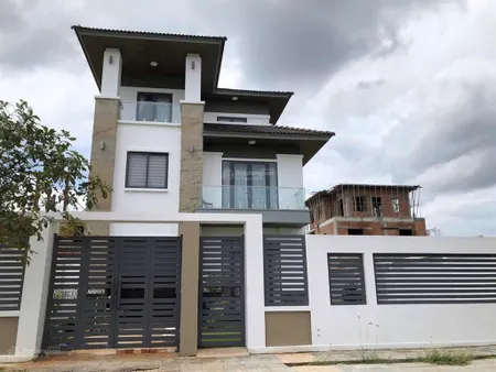 Bán gấp biệt thự bà rịa 1 trệt 2 lầu, mặt tiền ql51 long hương, giá 12,5 tỷ. phạm yến 0775 707 ***