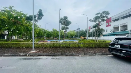 Thửa đất phân lô vuông đẹp tđc giang biên, 90m2, mt 5m, giá 21.3tỷ. vỉa hè rộng giá đầu tư