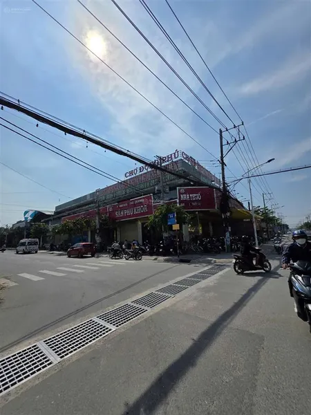 Bán kho 10x30 thuận giao, đường 18m tiện xây biệt thự hoặc làm kho bãi. đang cho thuê 20tr/th