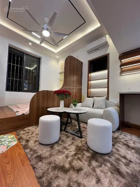 Tt hai bà trưng giáp phố cổ ô tô đỗ chân cầu thang nhỉnh 2 tỷ