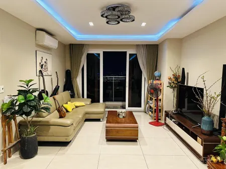Chính chủ gửi bán c/c sky center 74m 2 phòng tầng trung view hướng mát gần sân bay tsn 0931 918 ***