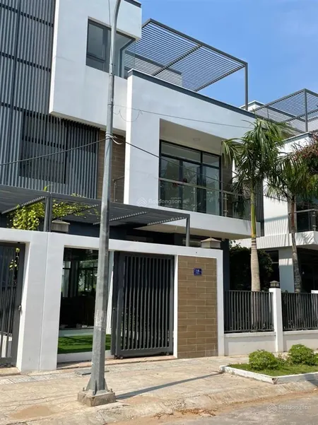 Cần tiền bán nhanh căn biệt thự 320m2 đã hoàn thiện đang cho công ty nước ngoài thuê giá bán 24,5ty