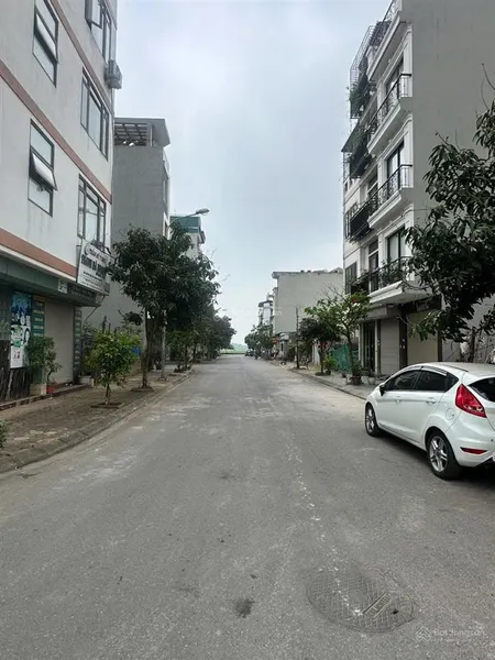 Bán đất tđc giang biên vỉa hè 3 oto tránhkinh doanh. dt42m2,mt4.5. giá10.5 tỷ ( siêu hiếm)