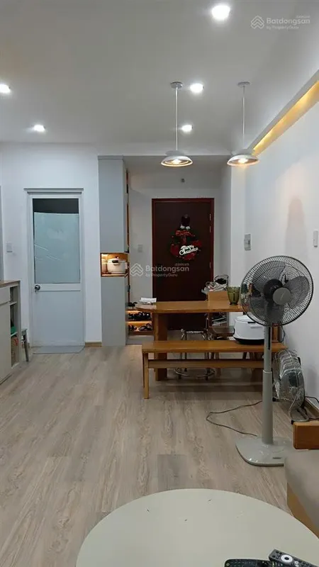 Chủ cần tiền bán gấp căn hộ hoàng quân dt 65,8m2, căn góc, 2pn2wc, view núi, full nội thất, 2,4 tỷ