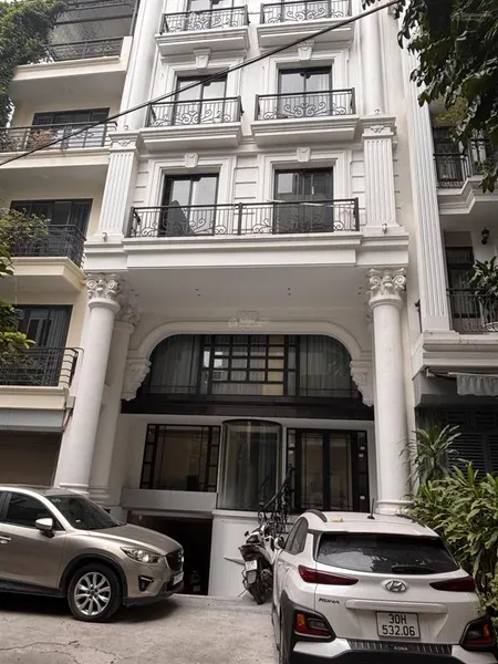 Toà nhà văn phòng ngay đầu phố bà triệu, đại cồ việt, mặt tiền 6,8m dòng tiền 1,5 tỷ/năm