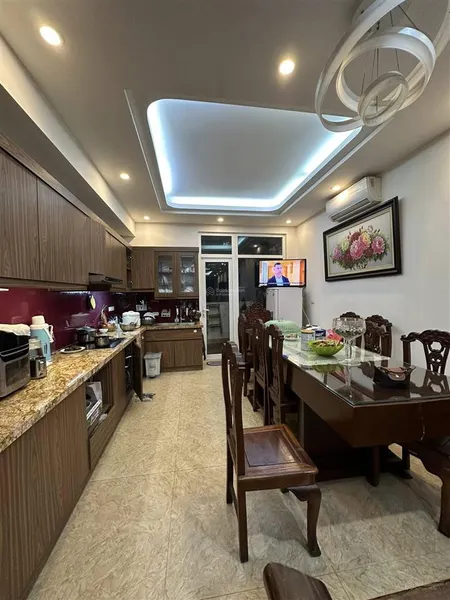Gia đình tôi cần bán nhà mặt phố chương dương, hải dương, mặt tiền 6m, vỉa hè rộng, kd tốt