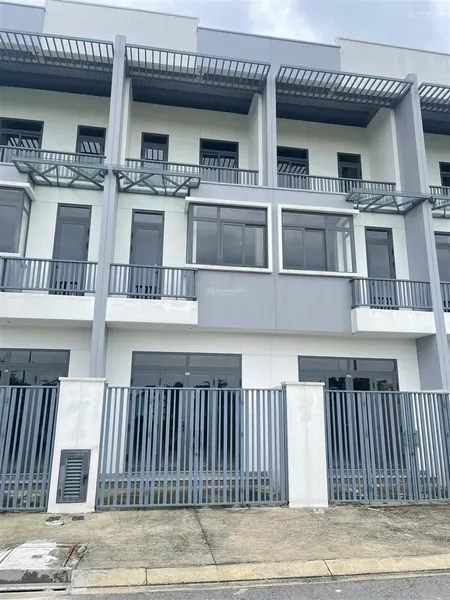 Nhà tây ninh 1 trệt 2 lầu giá 2.1 tỷ sổ sẵn mua sang tên công chứng ngay cho thuê 1016tr/tháng