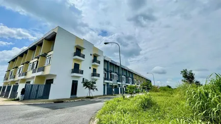 Bán căn nhà phố 1 lầu nằm trong kcn phước đông dt sàn 99m2 giá 1.7 tỷ cam kết thuê 9tr/tháng tín