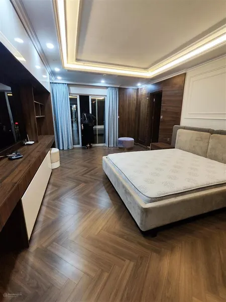 Tôi cần bán căn 3pn +1 , 181m tầng 4 tòa hdi ,nội thất nguyên bản cdt ,giá 30 tỷ. 0977 632 ***