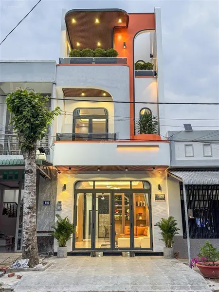 Nhà trệt hai lầu, hiện đại tuyệt đẹp đường d4 kdc hồng loan cái răng tpct