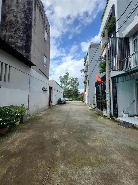 Lô đất 85m, nở hậu, hướng đông. hẻm 5m thuộc khu dân cư khép kín an ninh. chỉ 3p ra xa lộ hà nội