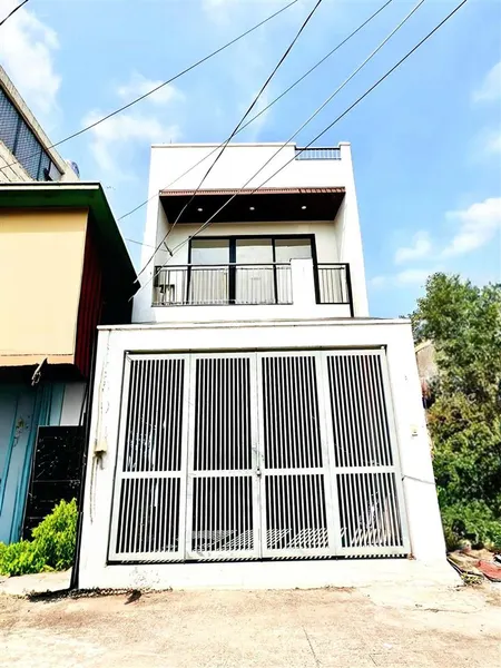Nhà 5 tỷ xíu hẻm xe hơi né 2 tầng 63m2 vuông đẹp linh đông