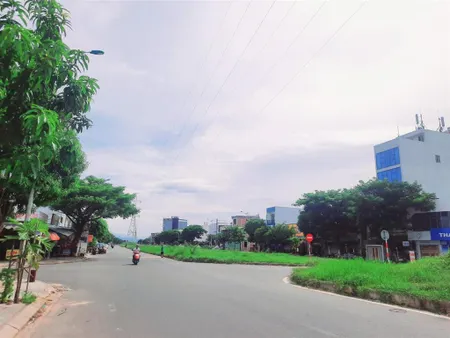 Bán nhà 2,5 tầng 2 lô liền kề 29 tháng 3, dt 206m2 hướng tây bắc, sát đường võ chí công