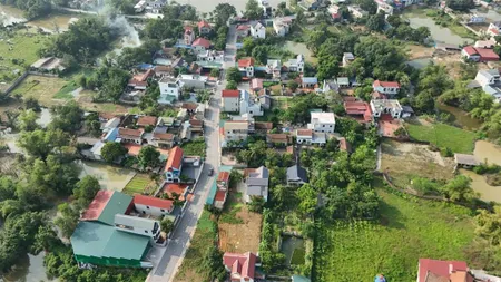 Đất tân tiến đường liên huyện trải nhựa rộng 11m cách 20m.