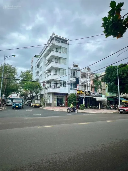 Toà 3 tầng, 2 mặt tiền dã tượng trước sau, khá gần trần phú biển