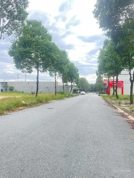 Bán đất ngộp đối diện chợ đêm kcn bàu bàng, thổ cư 100%, sổ sẵn, dt 150m2, đi ra ql13 chỉ 200m