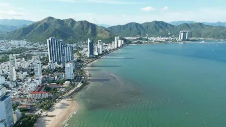 Cách bãi tắm biển nha trang chỉ 350m, xây tự do, đi bộ ra biển mỗi ngày. giá cực tốt.