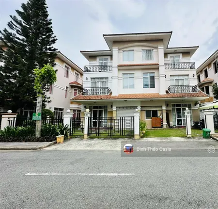 Chủ về nước nên cần bán lại biệt thự 185m2, 3 tầng đẹp trục chính , kế hồ bơi tại oasis 1, thuận an