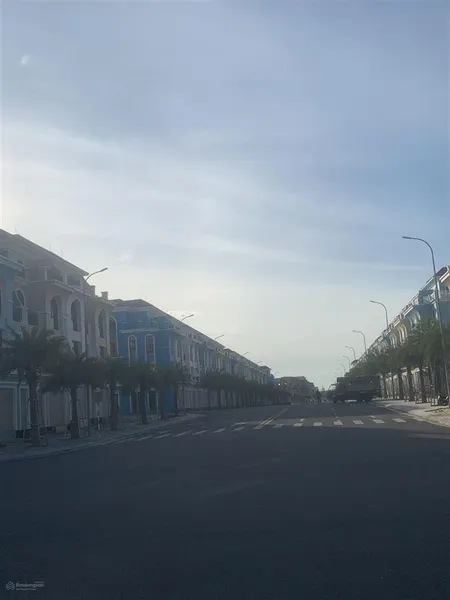 Shophouse cách biển 100m giãn cách tiến độ, hạ tầng đã hiện hữu. đã có cư dân vào ở, đúng như video