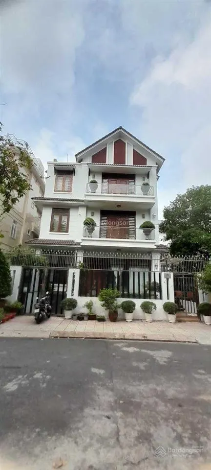 Bán biệt thự view sông, góc 2 mặt tiền, 3 lầu, dt 14x18m, giá 38 tỷ, kdc ven sông đối diện đh rmit