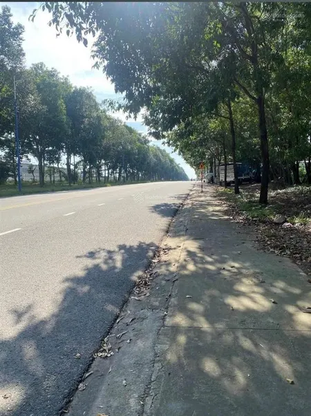 Chủ ngộp gửi bán gấp lô đất ngay trục đường nhựa 32m dt 150m2 full thổ mặt tiền đường kinh doanh
