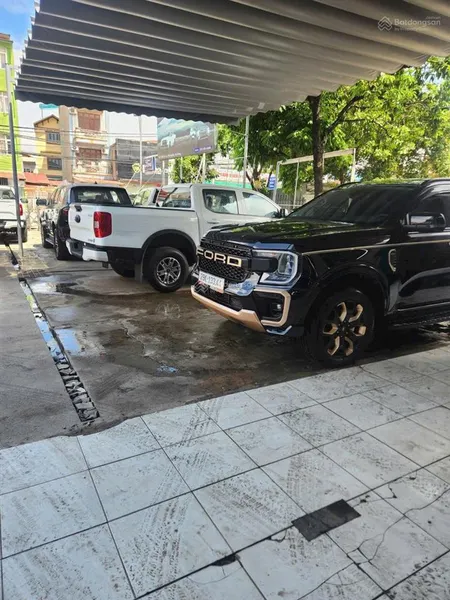 Siêu hiếm 3 mặt tiền mặt phố võ chí công mặt tiền rộng 40m, vỉa hè rộng 8m