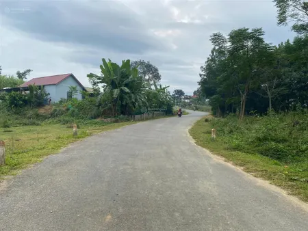 Đám đất nằm ở ngã ba đường nhựa, có 2 mặt tiền, diện tích đất ở là 200m2, đất vườn 84m2