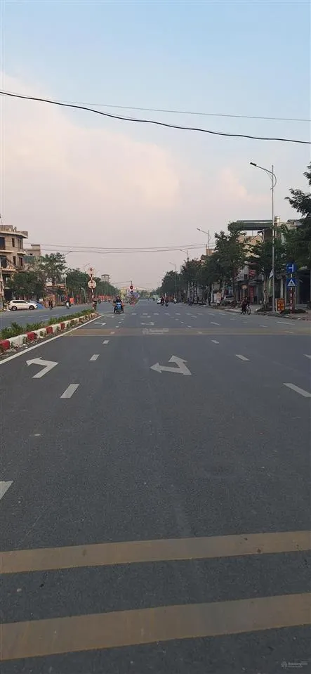Phân lô vỉa hè đấu giá lại yên gần hồ! diện tích 53,3m mặt tiền gần 6,m. hơn 7,tỷ không lỗi lầm