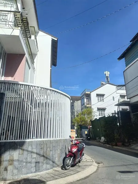 Nhà phố trung tâm đà lạt dòng tiền sẵn nhà 2 mặt tiền kqh . p2 đường 7m,ra chợ 500m giá 13,5 tỷ