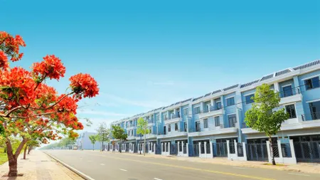 Shophouse 3 tầng 5x26=130m2 đất, 304m2 sàn mặt đường 70m đối diện cổng khu cn, giá chỉ 2,9 tỷ