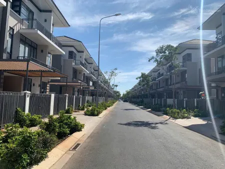 Chính chủ cần bán căn nhà phố full nội thất lavila phước kiểng, giá chỉ 12,4 tỷ. 0909 127 ***