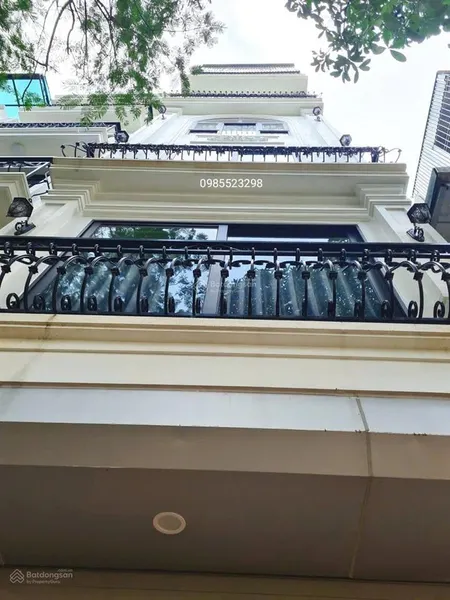 Đặng vũ hỷ việt hưng nhà dân xây 6 tầng thang máy ô tô đỗ cổng vài nhà ra ô tô tránh gần công viên