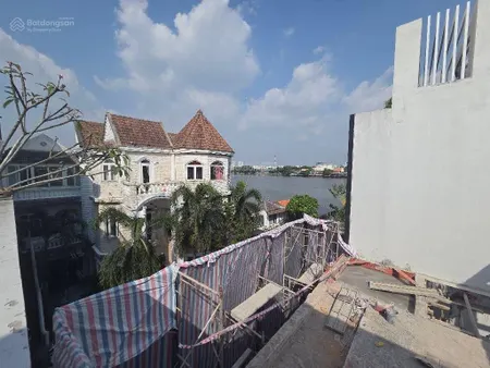 Khu nhà đẹp ven sông, sạch sẽ, thoáng mát, đẳng cấp 8x18. 4 tầng hiện đại